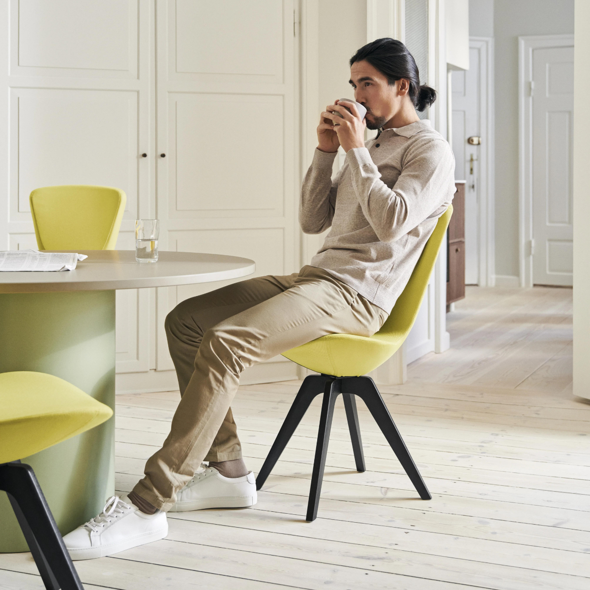 Invite Chair by Varier - Yellow - Home Usage by a young man enjoying his coffee